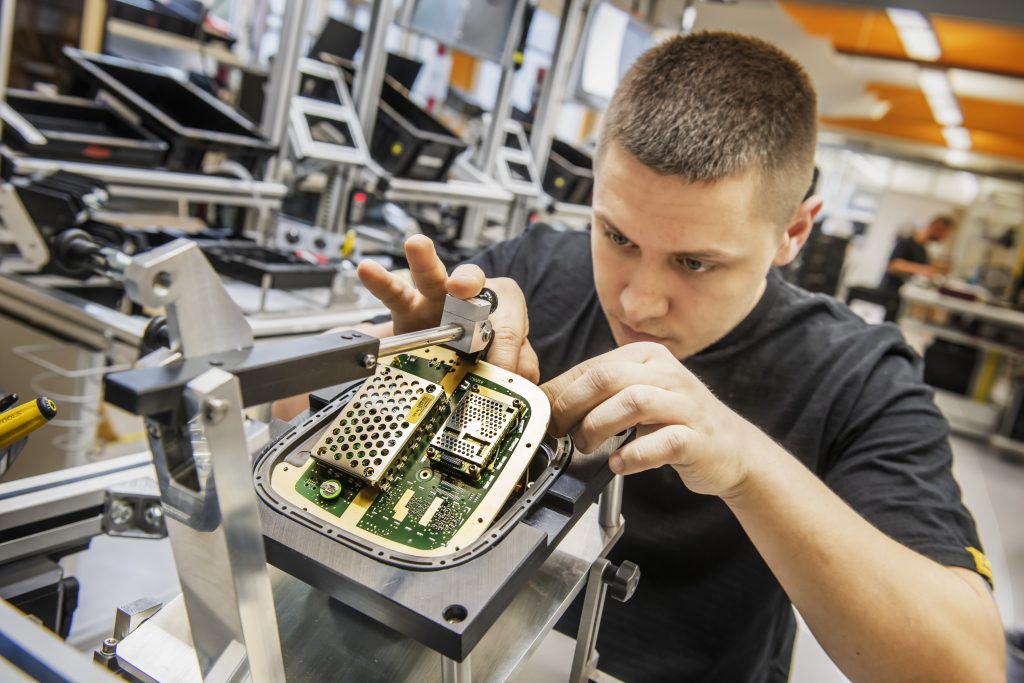 Atelier topocenter avec une réparation d'une canne, station totale et lasers